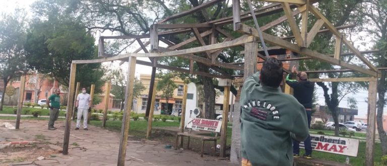 Prefeitura desmonta estrutura utilizada por moradores de rua