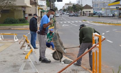 Agro-Pertences doa estrutura para guarda-corpos na Rotatória da Cinco Esquinas