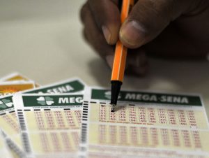 Mega-Sena acumula e pode pagar R$ 65 milhões na quarta-feira