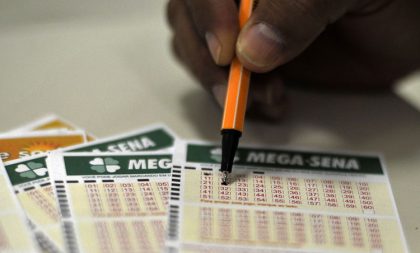 Mega-Sena acumula e pode pagar R$ 65 milhões na quarta-feira