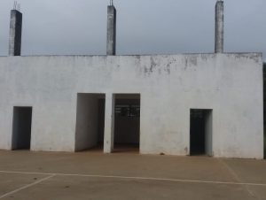 Vândalos destroem área dos vestiários de quadra esportiva do Bairro Noêmia