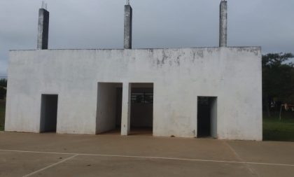 Vândalos destroem área dos vestiários de quadra esportiva do Bairro Noêmia