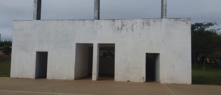 Vândalos destroem área dos vestiários de quadra esportiva do Bairro Noêmia