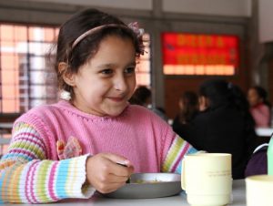 Farinha de arroz é incluída na merenda escolar do Estado