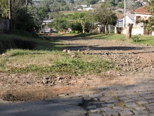 Descaso com os bairros deixa ruas cheias de buracos