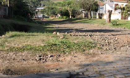 Descaso com os bairros deixa ruas cheias de buracos