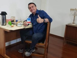 Bolsonaro anuncia que novo teste para covid-19 deu negativo