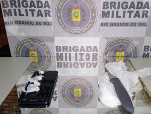 BM apreende menor e detém homem por tráfico de drogas