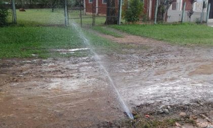 Água potável há uma semana alaga rua do Bairro Otaviano