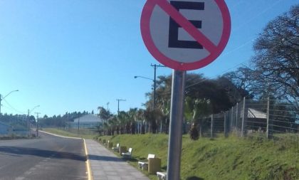 Covid: Prefeitura combate aglomeração com placa de trânsito