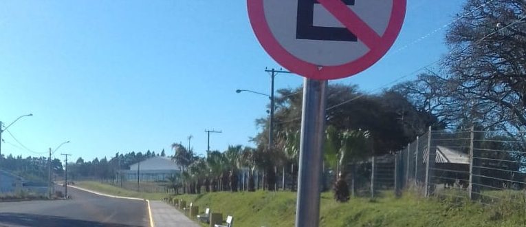 Covid: Prefeitura combate aglomeração com placa de trânsito