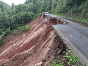 3º Batalhão inspeciona trecho da RS-448, após desmoronamento