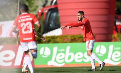 Com dois gols de Guerrero, Inter vence e pega Esportivo