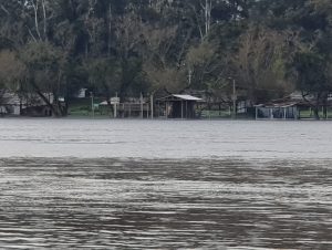 Rio Jacuí baixa, mas Defesa Civil mantém monitoramento de famílias