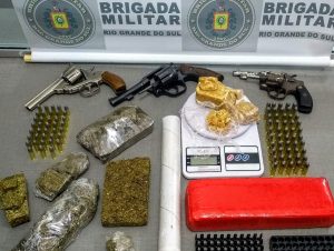 BM prende jovem e encontra drogas, armas e munições