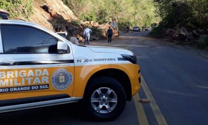 Após queda de barreira, ERS-400 está liberada para tráfego no km 13, em Candelária