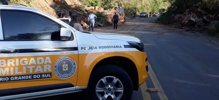 Após queda de barreira, ERS-400 está liberada para tráfego no km 13, em Candelária