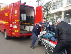 Acidente deixa duas pessoas feridas na Avenida Brasil