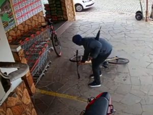 Furto gravado: proprietário recupera bicicleta após ação policial