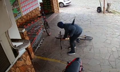 Furto gravado: proprietário recupera bicicleta após ação policial