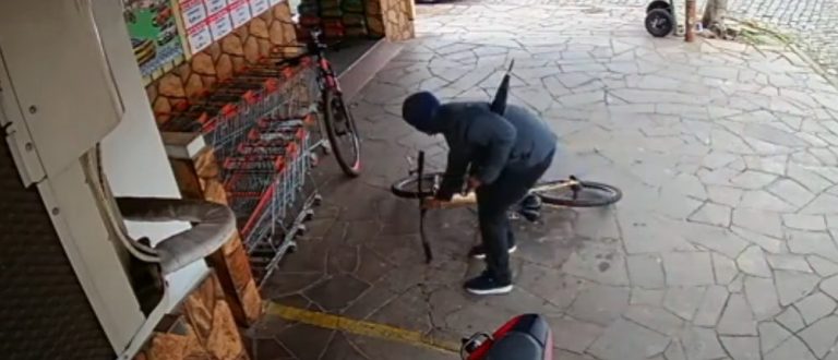 Furto gravado: proprietário recupera bicicleta após ação policial