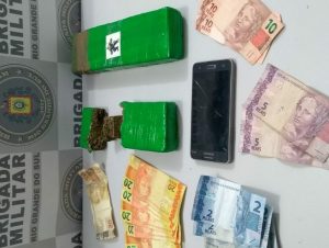 BM detém dupla com tijolos de maconha no Santo Antônio