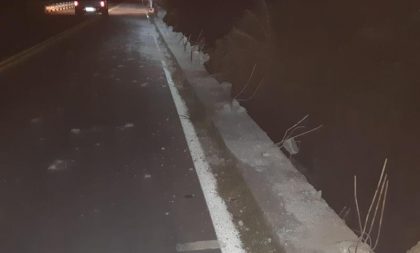 Caminhão colide contra estrutura de ponte na BR-290