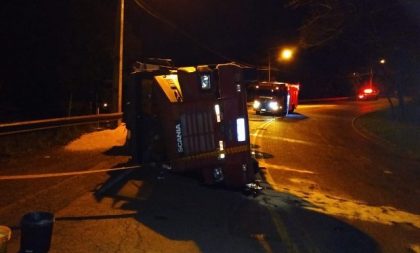 Caminhão de Cachoeira carregado de milho tomba em SC