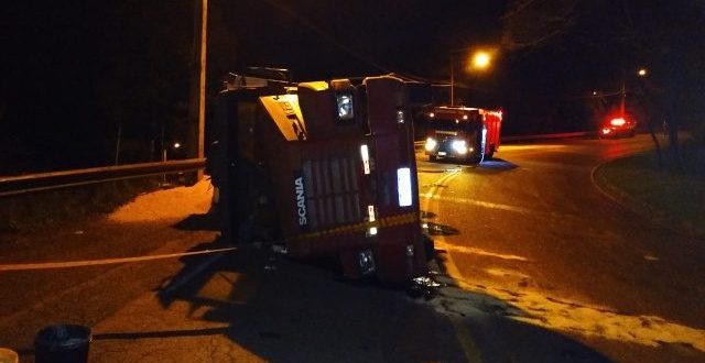 Caminhão de Cachoeira carregado de milho tomba em SC