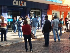 Fila para a Caixa fecha parte da Rua Sete no centro de Cachoeira do Sul