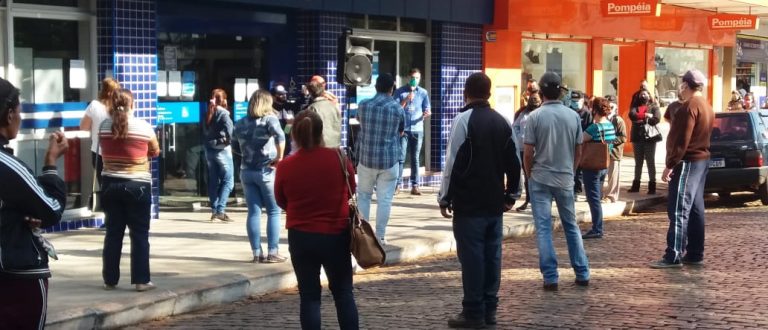 Fila para a Caixa fecha parte da Rua Sete no centro de Cachoeira do Sul