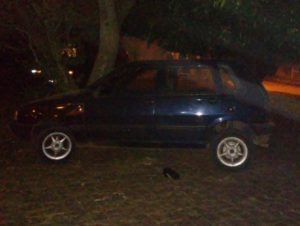 Bairro Medianeira: em fuga, ladrão bate carro furtado contra árvore