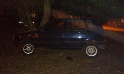 Bairro Medianeira: em fuga, ladrão bate carro furtado contra árvore