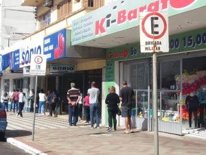 Governo altera protocolos de bandeira vermelha para restaurantes e comércio não essencial