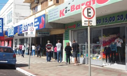 Governo altera protocolos de bandeira vermelha para restaurantes e comércio não essencial