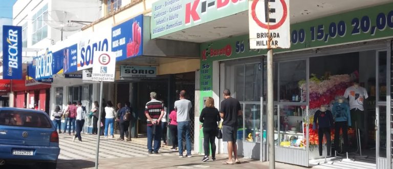 Governo altera protocolos de bandeira vermelha para restaurantes e comércio não essencial