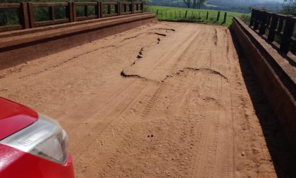 Ponte sobre linha férrea em Ferreira precisa de reparos