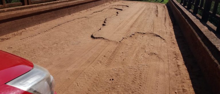 Ponte sobre linha férrea em Ferreira precisa de reparos