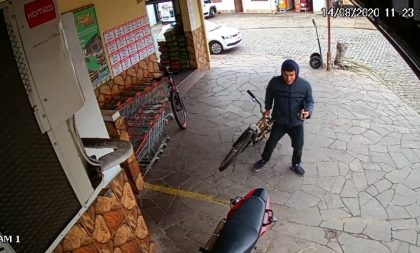 CÂMERA DE SEGURANÇA FLAGRA FURTO DE BICICLETA NO BAIRRO GONÇALVES