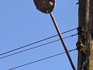 Lâmpadas da iluminação no Passo do Moura são destruídas a tiros