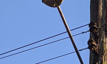 Lâmpadas da iluminação no Passo do Moura são destruídas a tiros