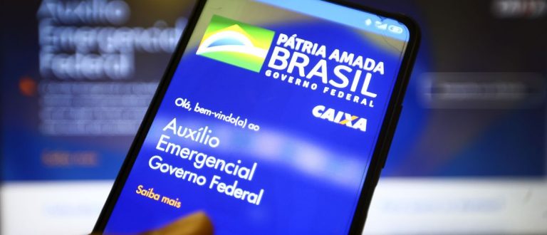 Beneficiários nascidos em agosto podem sacar auxílio nesta terça (1º)