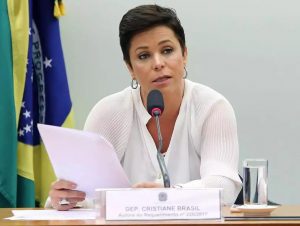 Cristiane Brasil – filha de Roberto Jefferson – se apresenta à Polícia