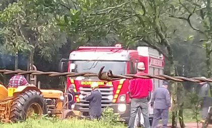 Caminhão dos Bombeiros cai na buraqueira do Alto do Amorim