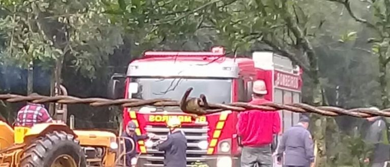 Caminhão dos Bombeiros cai na buraqueira do Alto do Amorim