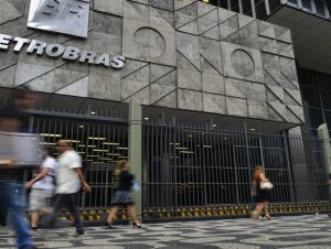 Gasolina sobe (de novo) 4% nas refinarias, anuncia Petrobras