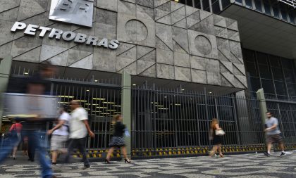 Gasolina sobe (de novo) 4% nas refinarias, anuncia Petrobras