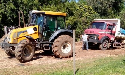 Só trator para retirar veículos dos buracos na zona norte