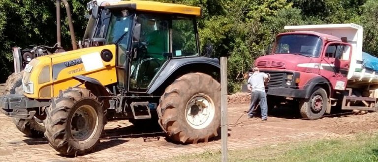 Só trator para retirar veículos dos buracos na zona norte