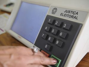 TSE jura de pé junto que o sistema eleitoral é íntegro